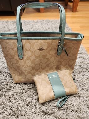 NWOT Mini City Zip Tote With Matching wallet/wristlet